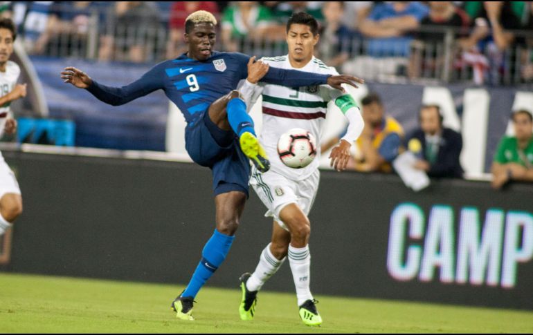 Gyasi Zardes (i) de Estados Unidos disputa un balón con Hugo Ayala (d). EFE/R. Musaccio