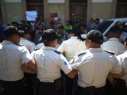 Policías resguardan el Congreso guatemalteco ante una manifestación contra la corrupción. EFE/E. Bercian