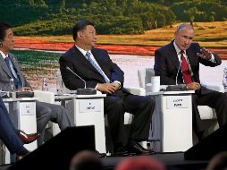 Shinzo Abe, primer ministro de Japón, Xi Jinping, presidente de China, y Vladimir Putin, presidente de Rusia, en el Foro Económico Oriental. EFE/S. Chirikov