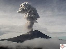  En su cuenta @PC_Estatal, la dependencia local informó que el coloso emite continuamente fumarolas. TWITTER/ @Popocatepetl_MX