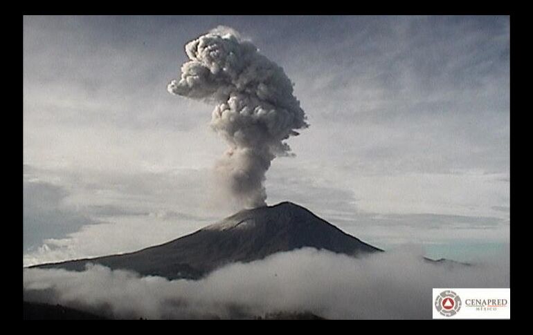  En su cuenta @PC_Estatal, la dependencia local informó que el coloso emite continuamente fumarolas. TWITTER/ @Popocatepetl_MX