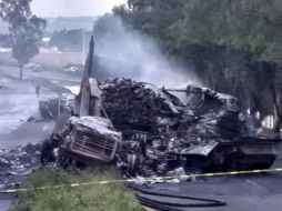 El choque se produjo cuando un tráiler impactó contra dos autos después de invadir el carril contrario. TWITTER / @Notimex