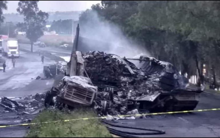 El choque se produjo cuando un tráiler impactó contra dos autos después de invadir el carril contrario. TWITTER / @Notimex