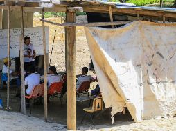 Alumnos de una escuela habilitada en la colonia Lomas del Valle asisten a clase, en el municipio de Acapulco, en el estado de Guerrero. EFE / D. Guzmán