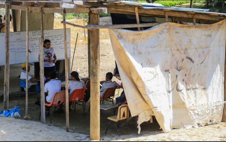 Alumnos de una escuela habilitada en la colonia Lomas del Valle asisten a clase, en el municipio de Acapulco, en el estado de Guerrero. EFE / D. Guzmán