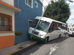 Hasta el momento los primeros peritajes estiman que el camión del transporte público llevaba la preferencia en la vialidad, sin embargo se desconocen la velocidad que llevaban los vehículos. ESPECIAL/ Bomberos de Guadalajara