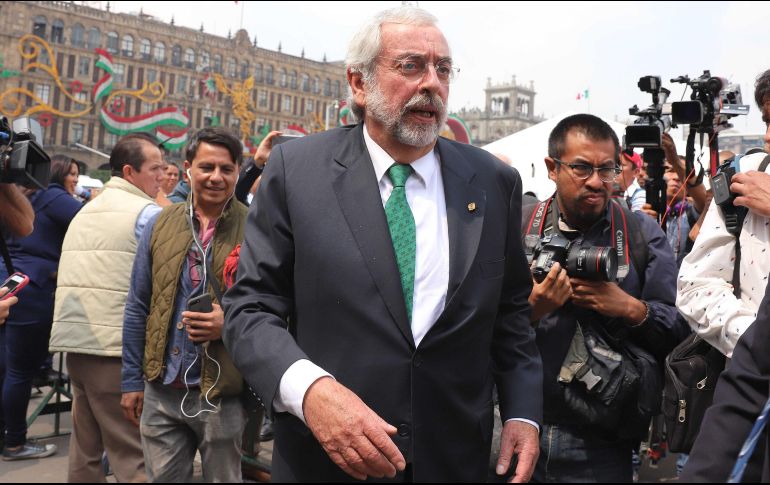 El rector logró subir a su vehículo, aunque personas no identificadas le arrojaron varios objetos. SUN/ARCHIVO