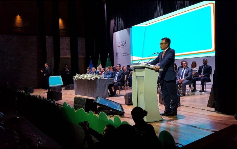 En el evento realizado en el Centro Cultural Constitución, el alcalde pidió un minuto de aplausos en homenaje a los policías asesinados. TWITTER / @PabloLemusN