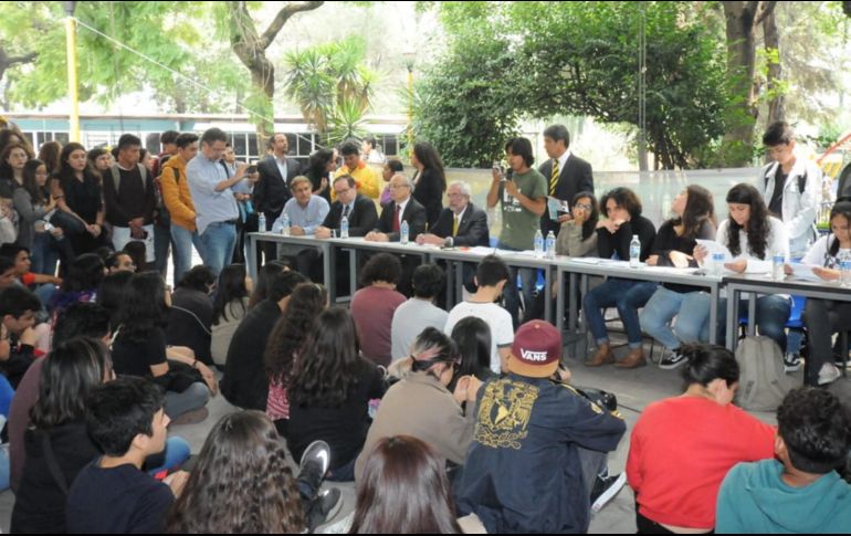 El rector de la Universidad Nacional Autónoma de México, Enrique Graue, realizó una visita al Colegio de Ciencias y Humanidades Azcapotzalco para dialogar con los estudiantes. NTX/ESPECIAL