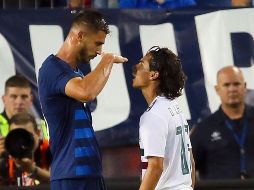 Miazga (I) se rió de Lainez (D), provocando la ira de algunos jugadores mexicanos. AFP/B. Breedon