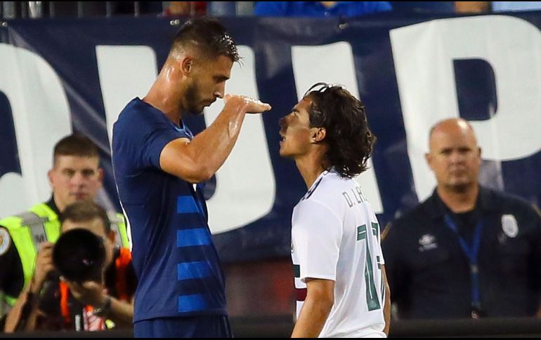 Miazga (I) se rió de Lainez (D), provocando la ira de algunos jugadores mexicanos. AFP/B. Breedon