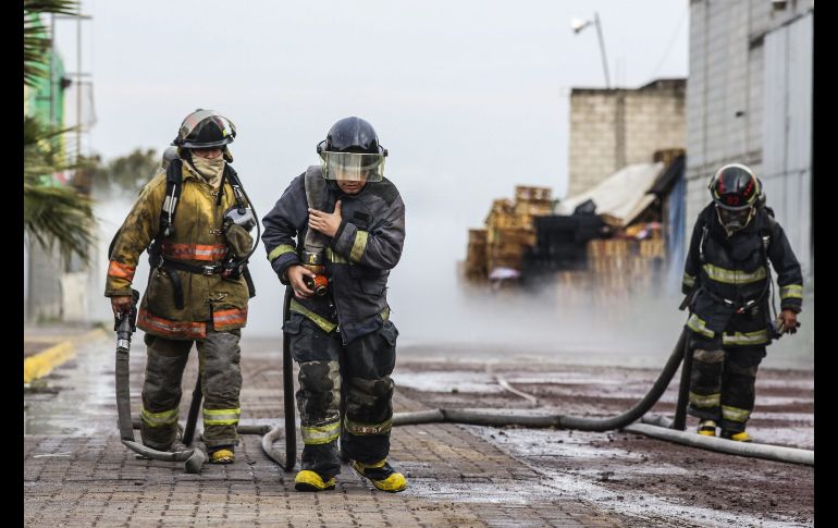Bomberos laboran para controlar una fuga de gas LP de un ducto de Pemex, dañado por una toma clandestina, en la colonia Villa Frontera de Puebla, Puebla. Autoridades evacuaron a unas mil 300 personas en siete colonias. AFP/J. Castañares