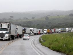 La protesta dejó varados a decenas de tráileres que transportan productos perecederos a los países centroamericanos. NOTIMEX/Arhcivo