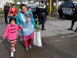 Desde las 11:00 horas de ayer, Pemex logró sellar el ducto dañado y la nube del combustible fue dispersada por los bomberos. Se permitió que a mediodía iniciara el regreso de la gente a sus viviendas. NTX / C. Pacheco