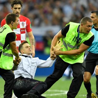 Hospitalizan a activista que invadió la cancha en la final del Mundial