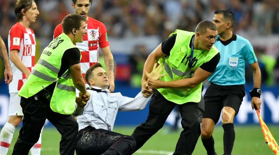 Piotr Verzilov forma parte de los cuatro miembros de Pussy Riot que se introdujeron en el terreno de la final del Mundial de rusia, vestidos con uniformes de policía. AP / ARCHIVO