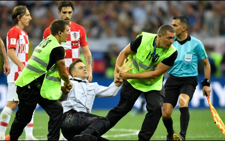 Piotr Verzilov forma parte de los cuatro miembros de Pussy Riot que se introdujeron en el terreno de la final del Mundial de rusia, vestidos con uniformes de policía. AP / ARCHIVO