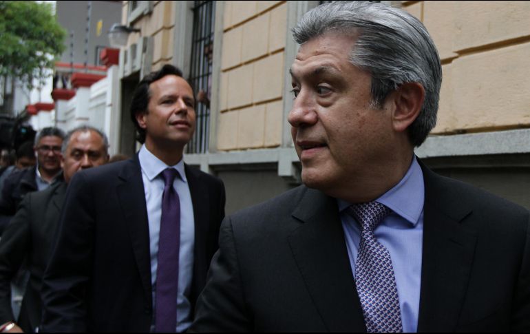 Guillermo Babatz, ex presidente de la Comisión Nacional Bancaria y de Valores; e Ignacio Deschamps, director de la banca internacional de Scotiabank, arriban a la casa de transición. NTX/A. Monroy