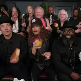 Aerosmith toca "Walk this Way" con instrumentos de juguete
