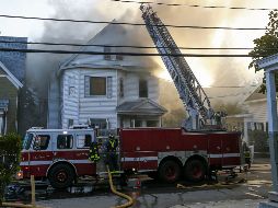 Bomberos combaten un incendio en Lawrence. EFE/G. Gunther