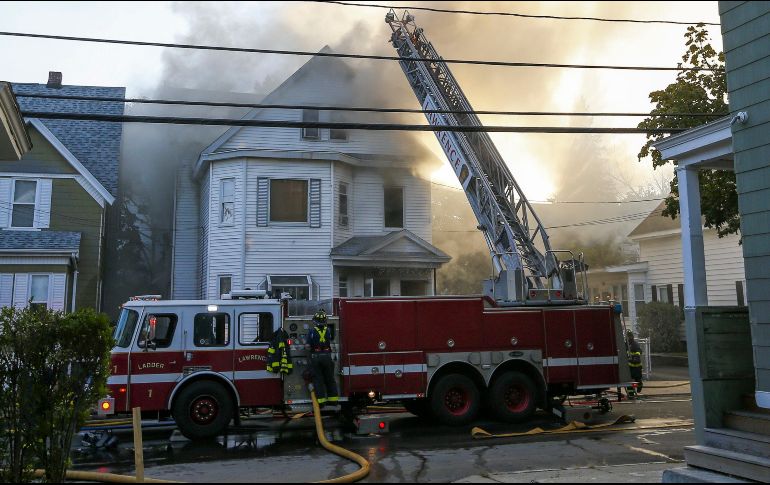 Bomberos combaten un incendio en Lawrence. EFE/G. Gunther