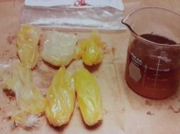 La mujer escondía varios envoltorios dentro de su cuerpo. ESPECIAL / PGR