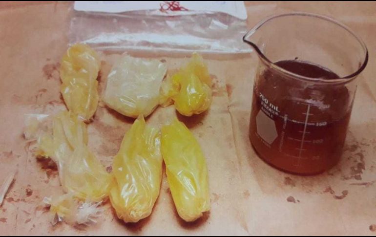 La mujer escondía varios envoltorios dentro de su cuerpo. ESPECIAL / PGR