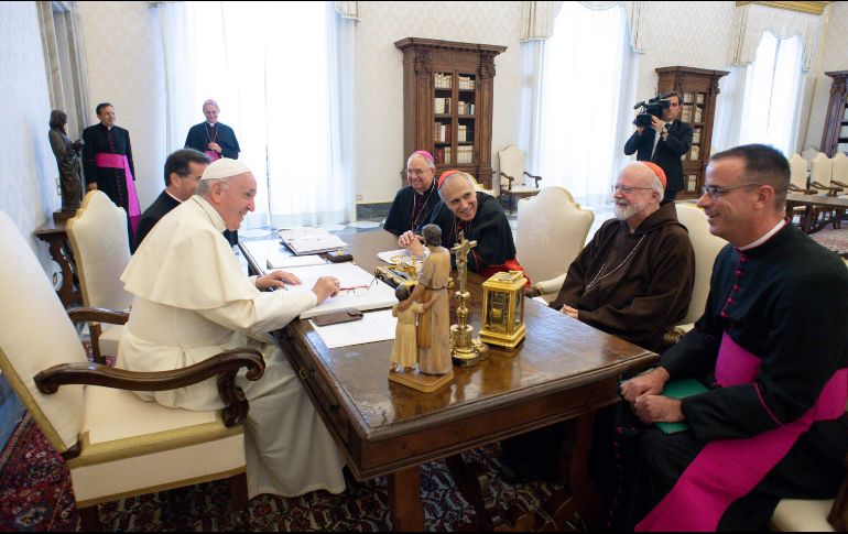 Francisco se reunió con más de medio centenar de jesuitas justo después de entrevistarse durante hora y media con ocho víctimas de abusos sexuales en Irlanda. AFP/Medios Vaicanos