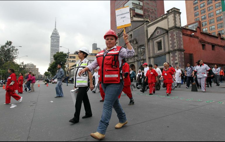 Compartirán varios mensajes en redes sociales con la información de un sismo de magnitud 7.2, con epicentro a 35 kilómetros al este de Acatlán de Osorio, Puebla. NTX / ARCHIVO