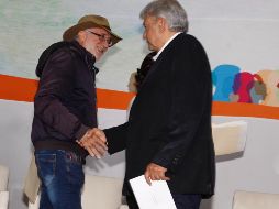 Sicilia (izq) dice a López Obrador (der) que ha decidido cumplir con la palabra dada y realizar diálogos para formular un plan para construir la paz. NTX / O. Ramírez