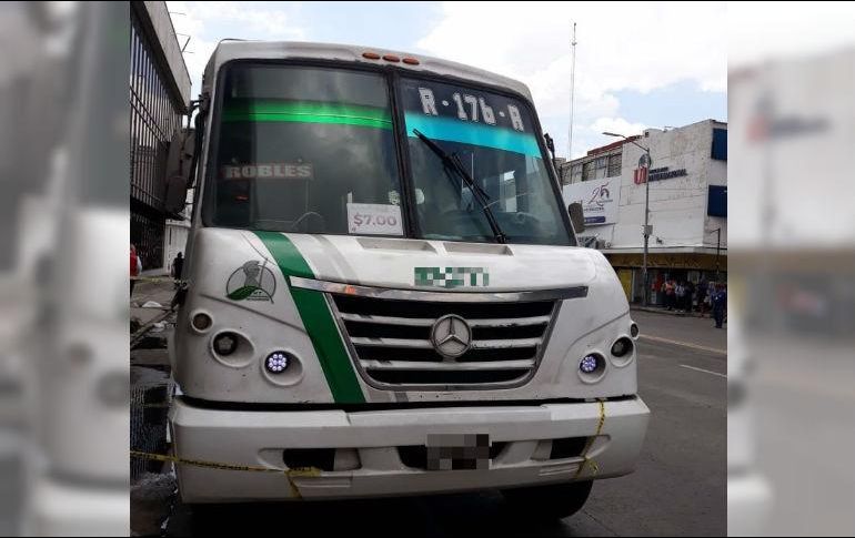 Los hechos ocurrieron en las calles de Leandro Valle y 16 de septiembre, cuando la mujer perdió la vida luego de quedar debajo de una de las llantas del vehículo. ESPECIAL/ Bomberos de Guadalajara
