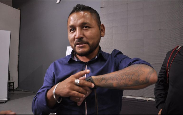 Carrizales Becerra acudió a la ceremonia vestido con pantalón de mezclilla, playera negra y tenis blancos. ESPECIAL