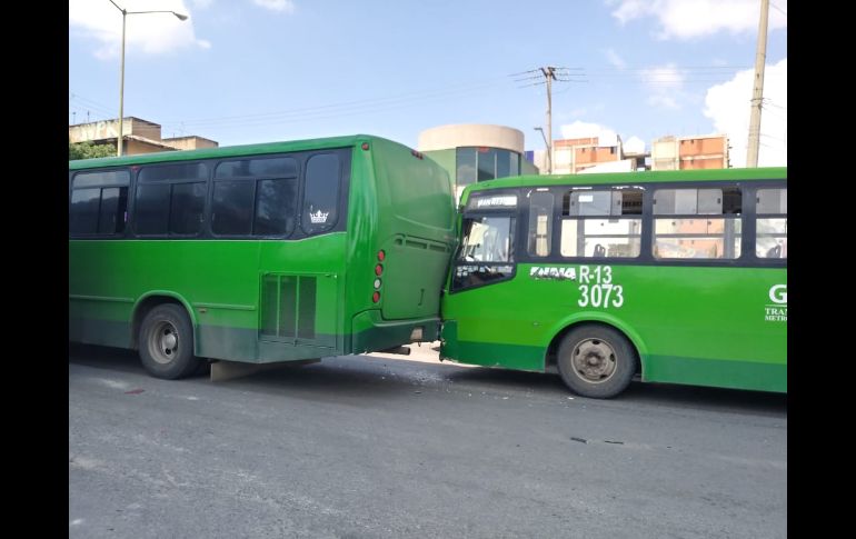 El camión de carga del Ayuntamiento de Zapopan que transportaba un vehículo de maquinaria pesada, impactó contra un camión de la ruta 13. EL INFORMADOR / R. Bobadilla
