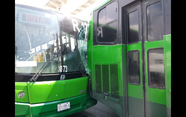 El camión de carga del Ayuntamiento de Zapopan que transportaba un vehículo de maquinaria pesada, impactó contra un camión de la ruta 13. EL INFORMADOR / R. Bobadilla