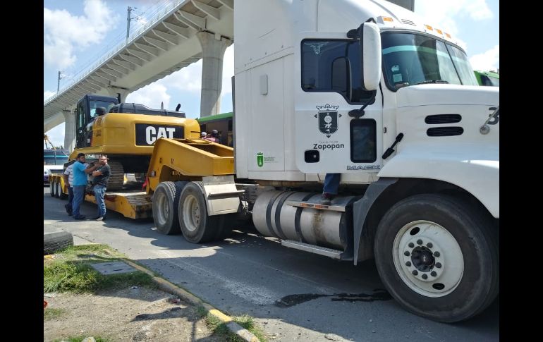 El camión de carga del Ayuntamiento de Zapopan que transportaba un vehículo de maquinaria pesada, impactó contra un camión de la ruta 13. EL INFORMADOR / R. Bobadilla