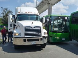 El camión de carga del Ayuntamiento de Zapopan que transportaba un vehículo de maquinaria pesada, impactó contra un camión de la ruta 13. EL INFORMADOR / R. Bobadilla