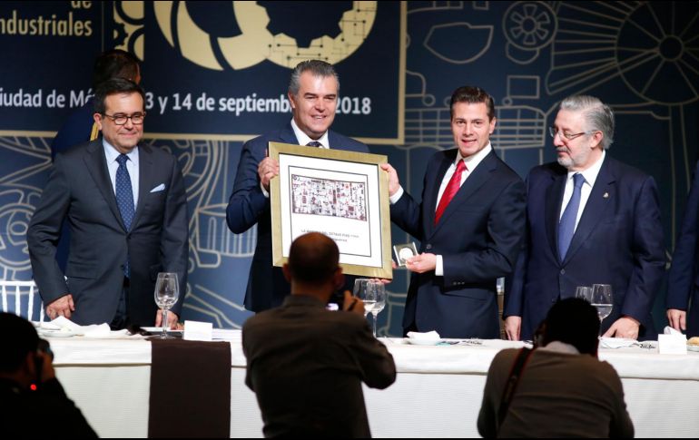 Enrique Peña Nieto durante su participación en la Reunión Anual de Industriales. Lo acompañan Ildefonso Guajardo, secretario de Economía (izq.); y Francisco Cervantes (2do de izq. a der.), presidente de la Concamin. SUN/A. Salinas