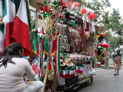 La venta en puestos o carritos ambulantes es un tipo de trabajo que se ha convertido en una costumbre, que pasa de generación en generación. NTX/ARCHIVO