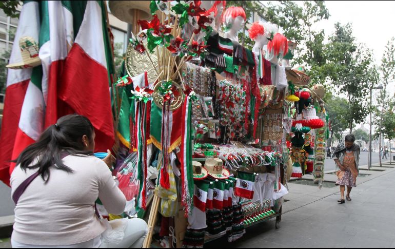 La venta en puestos o carritos ambulantes es un tipo de trabajo que se ha convertido en una costumbre, que pasa de generación en generación. NTX/ARCHIVO