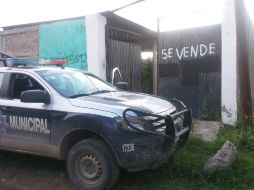 Los policías alcanzaron a avistar, desde el exterior, cientos de autopartes de vehículos, al igual que tres cascarones. ESPECIAL /Policía de Tlaquepaque