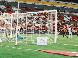 Jorlian Sánchez (izquierda) puso adelante a los Leones Negros, anoche en el Estadio Jalisco. Al final, el juego terminó igualado. EL INFORMADOR / G. Gallo