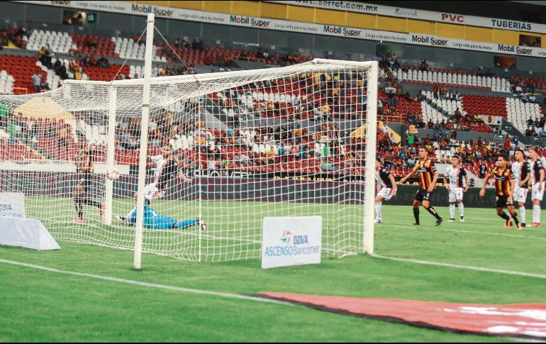 Jorlian Sánchez (izquierda) puso adelante a los Leones Negros, anoche en el Estadio Jalisco. Al final, el juego terminó igualado. EL INFORMADOR / G. Gallo