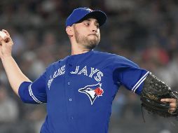 El mexicano Marco Estrada tuvo una mala apertura con los Azulejos al recibir ocho carreras en apenas dos entradas y dos tercios de labor. AP