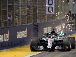 El actual líder del Mundial frena el crono en 1:36.015, precediendo al holandés Max Verstappen (Red Bull), y dejando detrás al Ferrari de Sebastian Vettel. AFP / R. Rahman