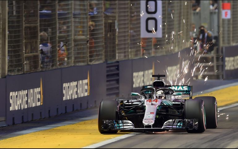 El actual líder del Mundial frena el crono en 1:36.015, precediendo al holandés Max Verstappen (Red Bull), y dejando detrás al Ferrari de Sebastian Vettel. AFP / R. Rahman