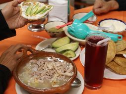 Señala un estudio que 85 por ciento de los mexicanos festejará con su familia, 45 por ciento con amigos y 22 por ciento con su pareja. NTX / ARCHIVO