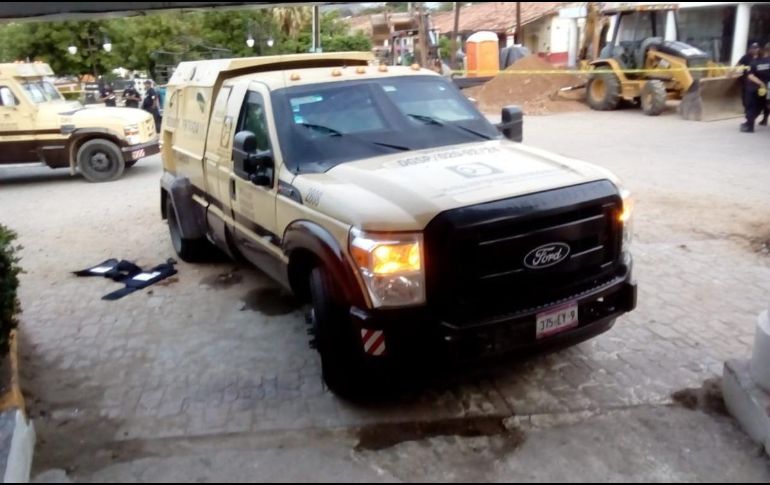 De acuerdo con los datos de la compañía, la unidad llevaba 12 envases con nueve millones 158 mil pesos; los ladrones lograron llevarse tres envases con aproximadamente dos millones 650 mil pesos. TWITTER / @lasnoticiasdoax