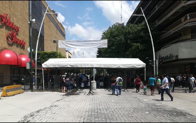 Las personas empiezan a darle vida a los puntos donde se celebrarán el tradicional festejo patrio. EL INFORMADOR