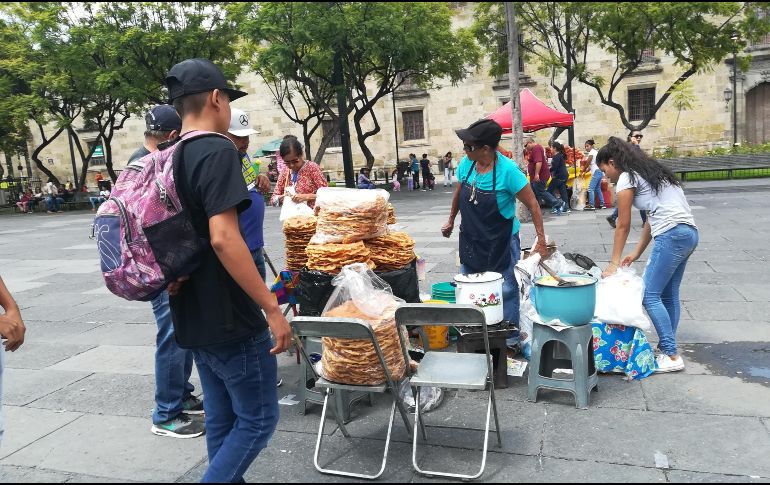 Las personas empiezan a darle vida a los puntos donde se celebrarán el tradicional festejo patrio. EL INFORMADOR