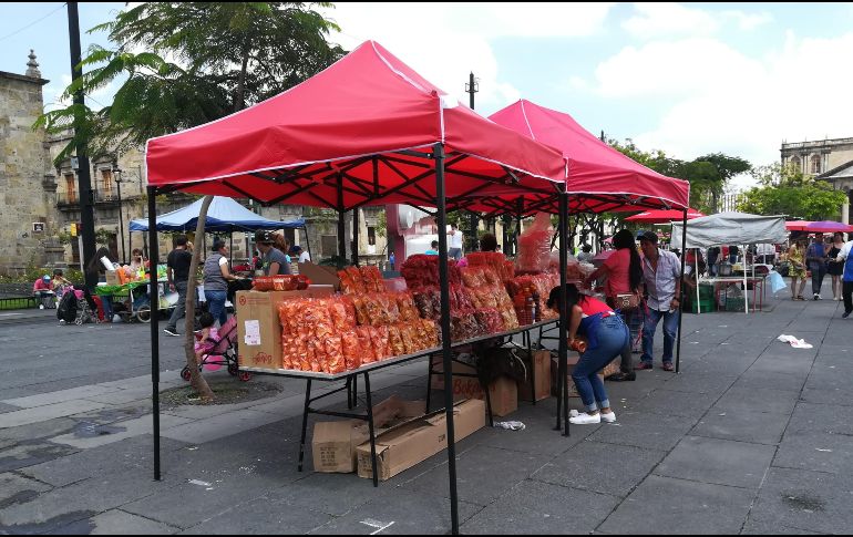 Las personas empiezan a darle vida a los puntos donde se celebrarán el tradicional festejo patrio. EL INFORMADOR